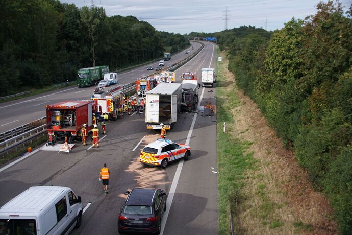 Freiberg a.N.: Schwerer Unfall mit 3 beteiligten LKW - ein Fahrer verletzt