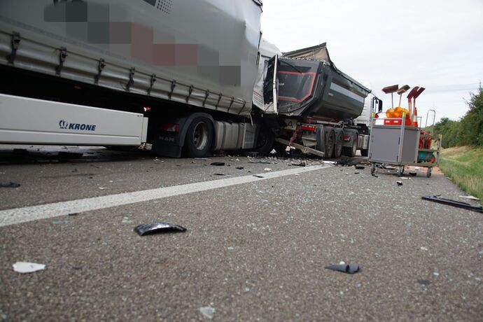 Freiberg a.N.: Schwerer Unfall mit 3 beteiligten LKW - ein Fahrer verletzt