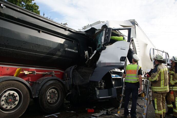 Freiberg a.N.: Schwerer Unfall mit 3 beteiligten LKW - ein Fahrer verletzt