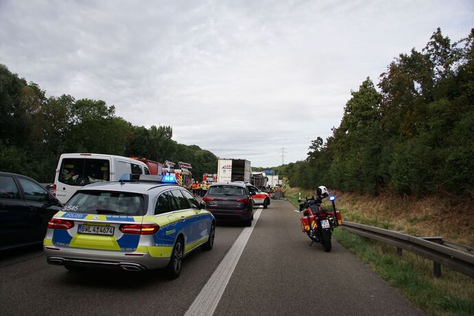 Freiberg a.N.: Schwerer Unfall mit 3 beteiligten LKW - ein Fahrer verletzt
