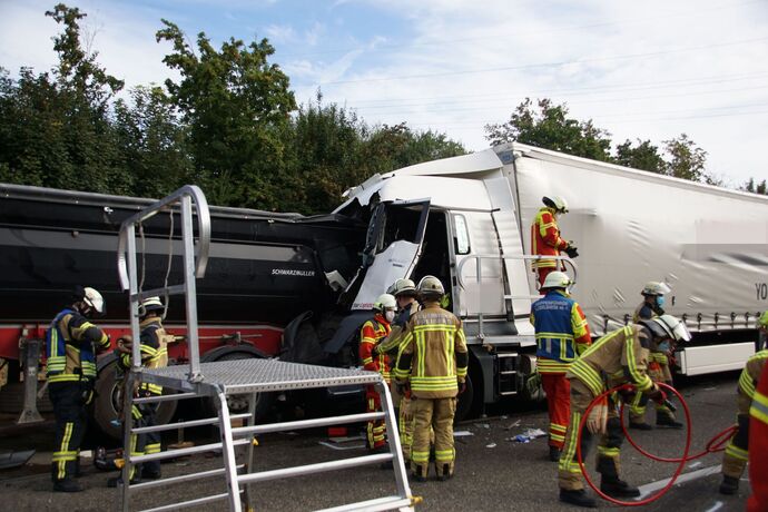 Freiberg a.N.: Schwerer Unfall mit 3 beteiligten LKW - ein Fahrer verletzt