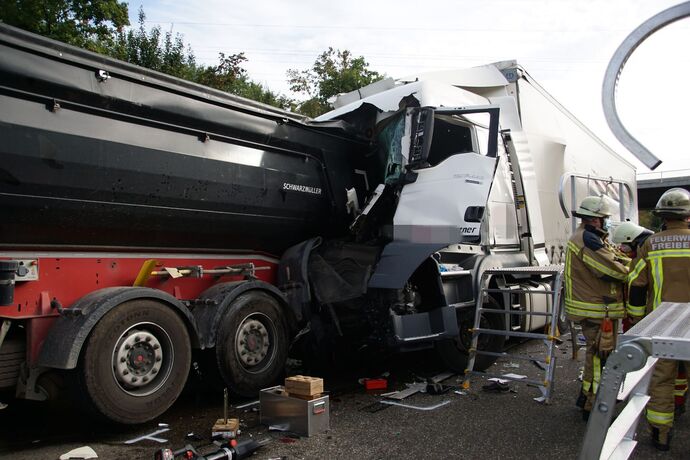 Freiberg a.N.: Schwerer Unfall mit 3 beteiligten LKW - ein Fahrer verletzt