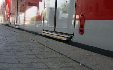 S-bahn sbahn s bahn trittbrett bahnsteig symbol symbolbild symbolfoto