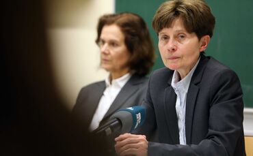 Gisela Mayer, Vorsitzende der Winnender Stiftung gegen Gewalt an Schulen, mit Prof. Britta Bannenberg bei einer Pressekonferenz._0