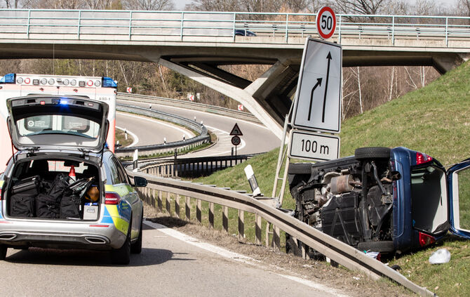 Auf B-14-Zufahrt über Leitplanke geschanzt - Bild 13_1