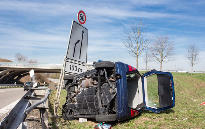 Auf B-14-Zufahrt über Leitplanke geschanzt - Bild 10_3