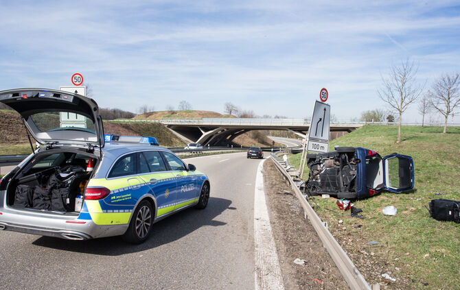 Auf B-14-Zufahrt über Leitplanke geschanzt - Bild 07_5