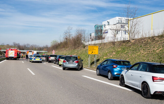 Auf B-14-Zufahrt über Leitplanke geschanzt - Bild 06_6