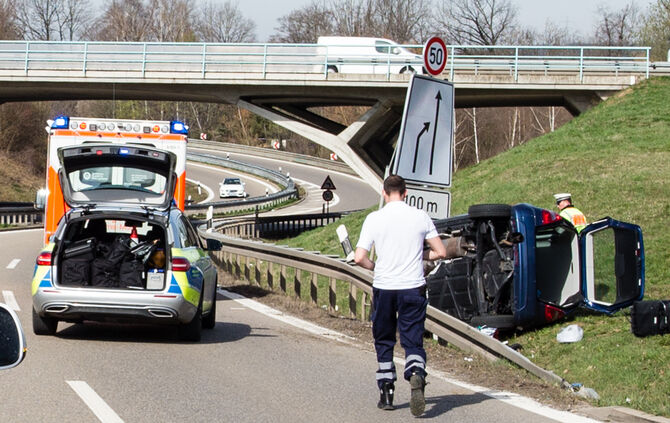 Auf B-14-Zufahrt über Leitplanke geschanzt - Bild 05_7