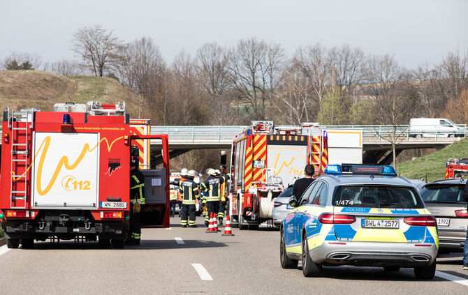 Auf B-14-Zufahrt über Leitplanke geschanzt - Bild 04_8