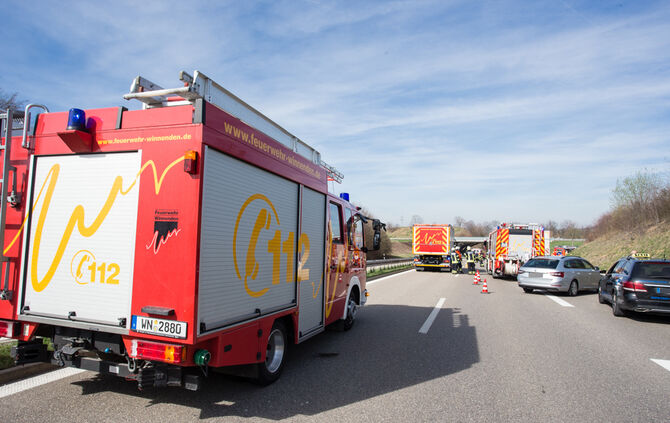 Auf B-14-Zufahrt über Leitplanke geschanzt - Bild 03_9