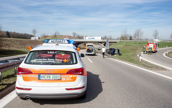 Auf B-14-Zufahrt über Leitplanke geschanzt - Bild 02_10
