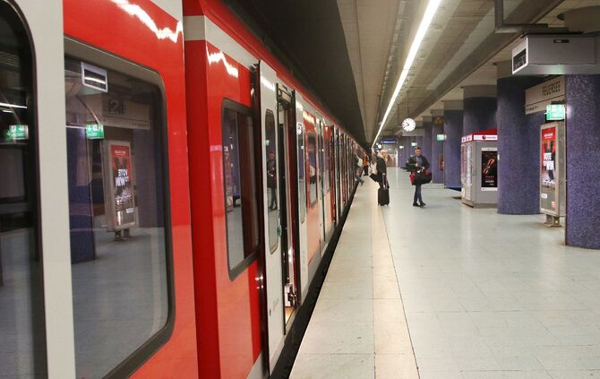 S-Bahn sbahn s bahn Bahn Gleis Haltestelle Symbol symbolbild symbolfoto