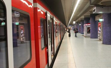 S-Bahn sbahn s bahn Bahn Gleis Haltestelle Symbol symbolbild symbolfoto