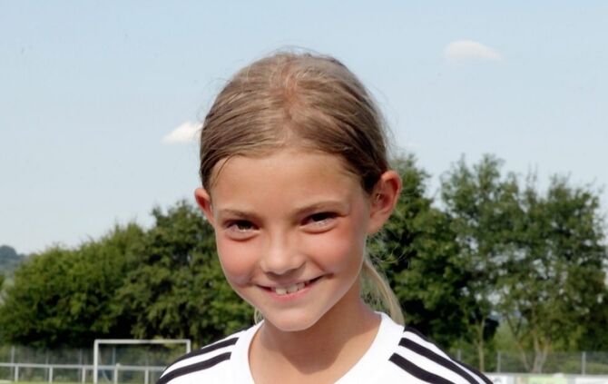 Fussballcamp 2013 des ZVW und der SWN, Julia Landenberger mit ihrem Sonderpokal.