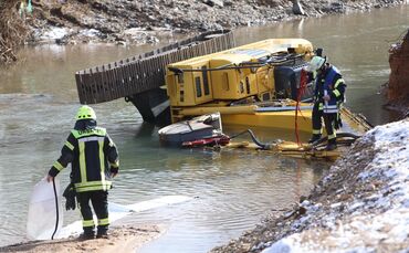 Bagger bleibt in der Rems liegen kippt um Plüderhausen Unfall_0