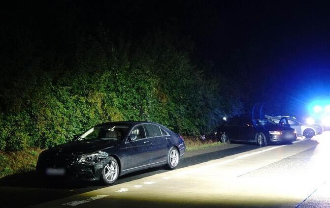 Das Fahrzeug steht nach dem Unfall am Straßenrand