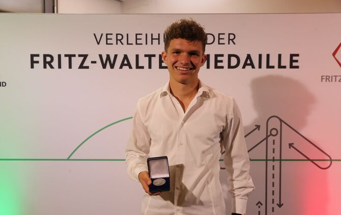 Jordan Meyer mit der Fritz-Walter-Medaille_0