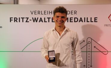 Jordan Meyer mit der Fritz-Walter-Medaille_0