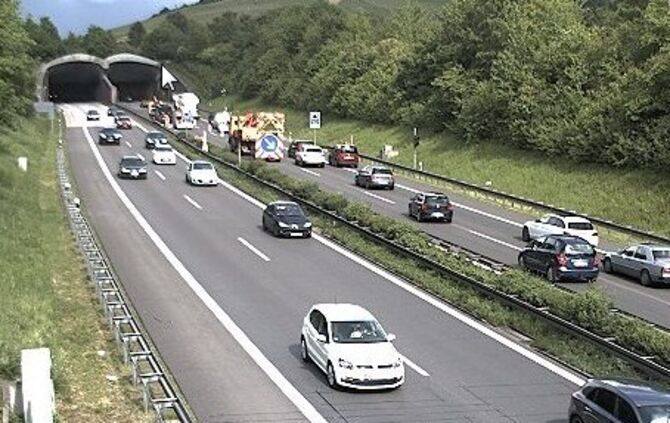 Die linke Fahrspur war nach dem Unfall gesperrt._0