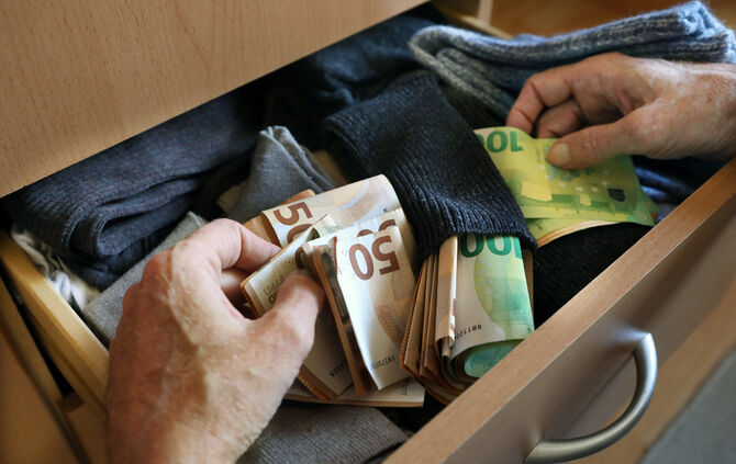 Mann stiehlt und verspielt 14 000 Euro, das Amtsgericht Waiblingen