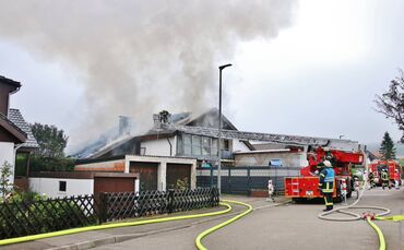 UPDATE: Zwei Hunde aus brenndendem Haus gerettet und versorgt - (On tape!) - Feuer und schwarzer Rauch schlägt aus Dach - Brand