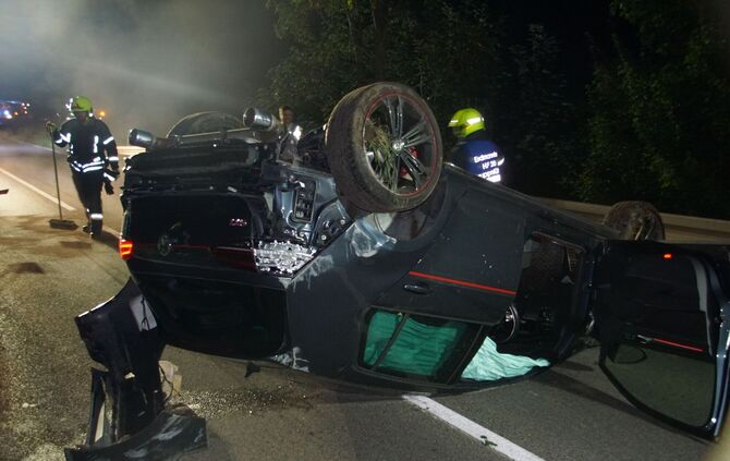 Erdmannhausen: Auto überschlägt sich, Fahrer leicht verletzt