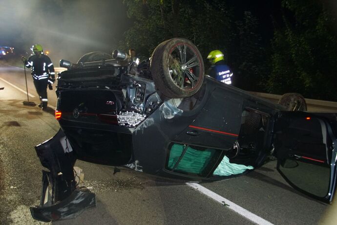 Erdmannhausen: Auto überschlägt sich, Fahrer leicht verletzt