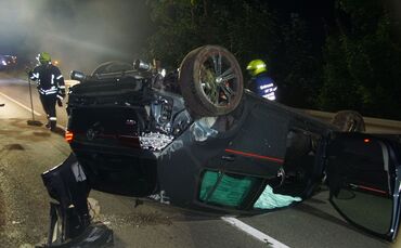 Erdmannhausen: Auto überschlägt sich, Fahrer leicht verletzt