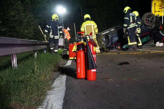 Erdmannhausen: PKW ueberschlaegt sich