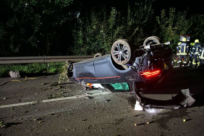 Erdmannhausen: PKW ueberschlaegt sich