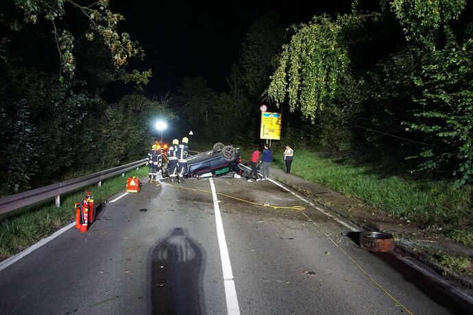 Erdmannhausen: PKW ueberschlaegt sich