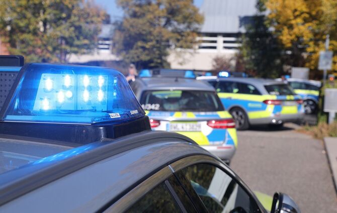 Blaulicht Polizei Streifenwagen Polizeifahrzeuge Großeinsatz Polizeieinsatz Symbolbild Symbol symbolfoto