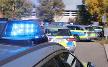 Blaulicht Polizei Streifenwagen Polizeifahrzeuge Großeinsatz Polizeieinsatz Symbolbild Symbol symbolfoto