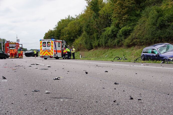 Freiberg a.N.: Schwerer Verkehrsunfall auf der A81 - 2 Fahrzeuge ueberschlagen sich, mehrere Verletzte
