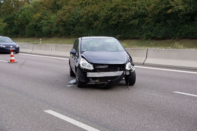 Freiberg a.N.: Schwerer Verkehrsunfall auf der A81 - 2 Fahrzeuge ueberschlagen sich, mehrere Verletzte