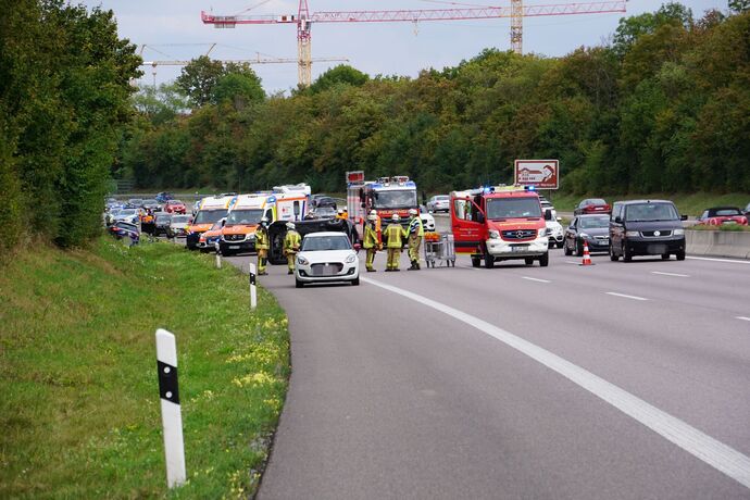 Freiberg a.N.: Schwerer Verkehrsunfall auf der A81 - 2 Fahrzeuge ueberschlagen sich, mehrere Verletzte