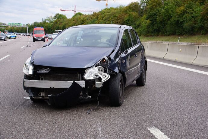 Freiberg a.N.: Schwerer Verkehrsunfall auf der A81 - 2 Fahrzeuge ueberschlagen sich, mehrere Verletzte