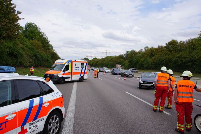 Freiberg a.N.: Schwerer Verkehrsunfall auf der A81 - 2 Fahrzeuge ueberschlagen sich, mehrere Verletzte