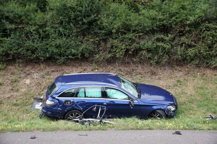 Freiberg a.N.: Schwerer Verkehrsunfall auf der A81 - 2 Fahrzeuge ueberschlagen sich, mehrere Verletzte