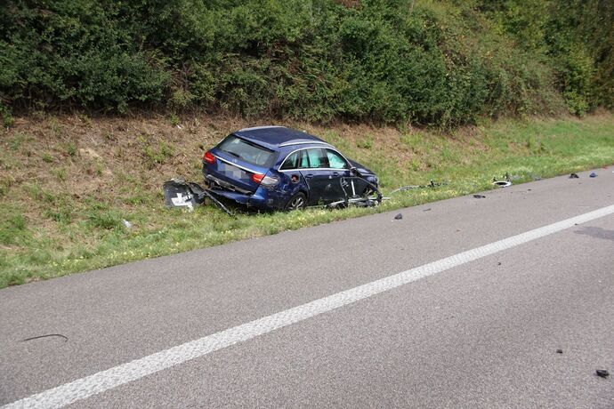 Freiberg a.N.: Schwerer Verkehrsunfall auf der A81 - 2 Fahrzeuge ueberschlagen sich, mehrere Verletzte
