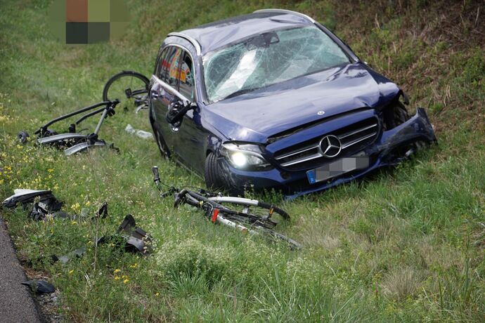Freiberg a.N.: Schwerer Verkehrsunfall auf der A81 - 2 Fahrzeuge ueberschlagen sich, mehrere Verletzte