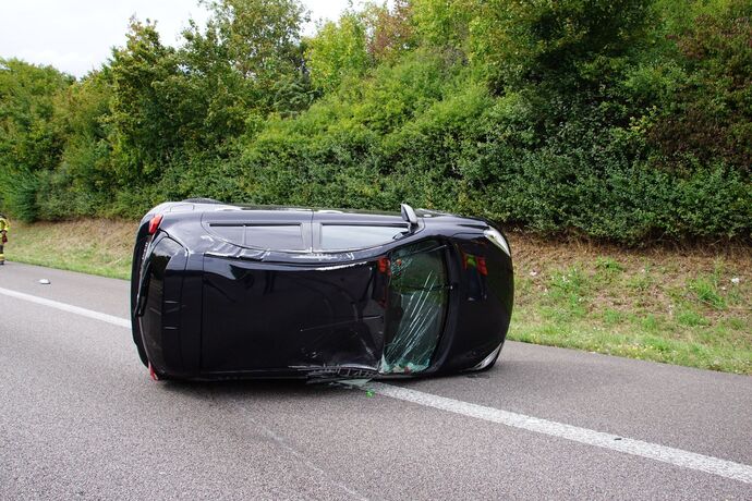 Freiberg a.N.: Schwerer Verkehrsunfall auf der A81 - 2 Fahrzeuge ueberschlagen sich, mehrere Verletzte