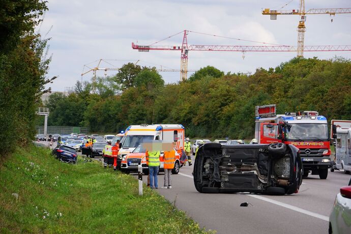 Freiberg a.N.: Schwerer Verkehrsunfall auf der A81 - 2 Fahrzeuge ueberschlagen sich, mehrere Verletzte