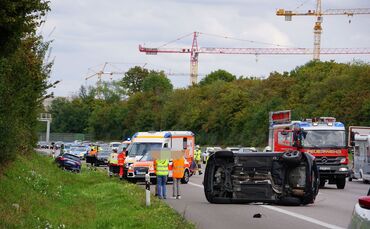 Freiberg a.N.: Schwerer Verkehrsunfall auf der A81 - 2 Fahrzeuge ueberschlagen sich, mehrere Verletzte