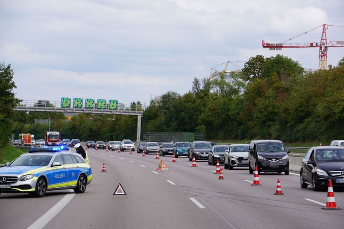 Freiberg a.N.: Schwerer Verkehrsunfall auf der A81 - 2 Fahrzeuge ueberschlagen sich, mehrere Verletzte