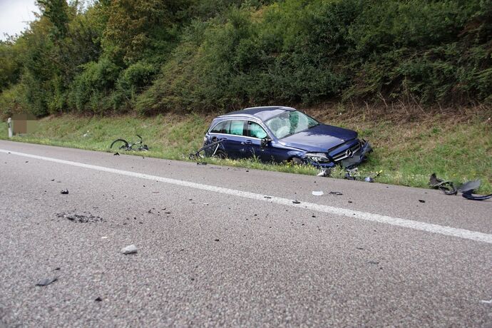 Freiberg a.N.: Schwerer Verkehrsunfall auf der A81 - 2 Fahrzeuge ueberschlagen sich, mehrere Verletzte
