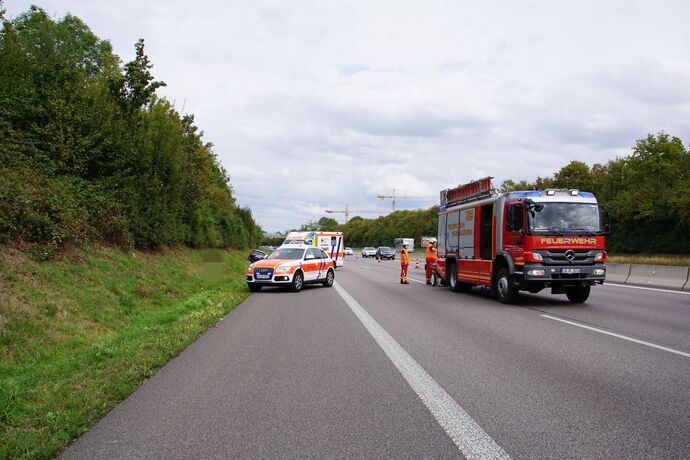 Freiberg a.N.: Schwerer Verkehrsunfall auf der A81 - 2 Fahrzeuge ueberschlagen sich, mehrere Verletzte