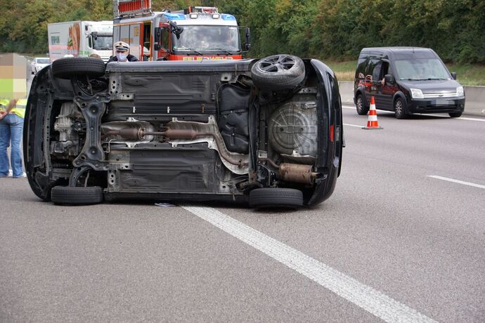 Freiberg a.N.: Schwerer Verkehrsunfall auf der A81 - 2 Fahrzeuge ueberschlagen sich, mehrere Verletzte
