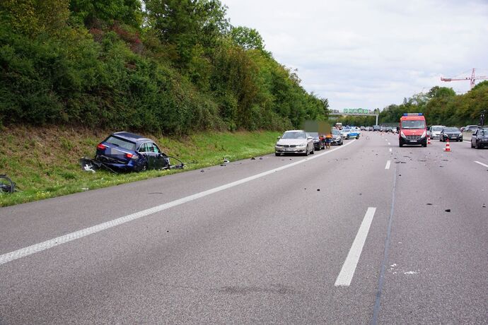 Freiberg a.N.: Schwerer Verkehrsunfall auf der A81 - 2 Fahrzeuge ueberschlagen sich, mehrere Verletzte